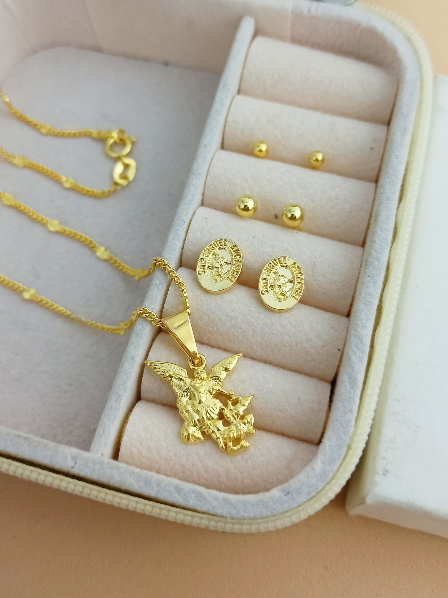 Aretes San Miguel Arcángel