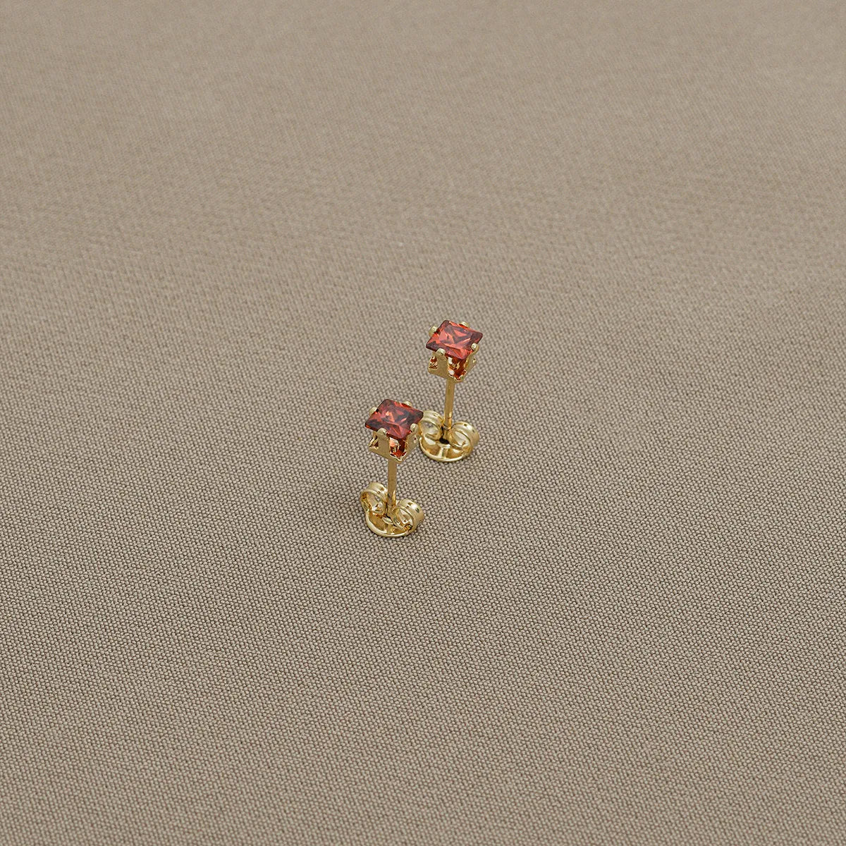 Aretes Topo Circon Cuadrado ROJO