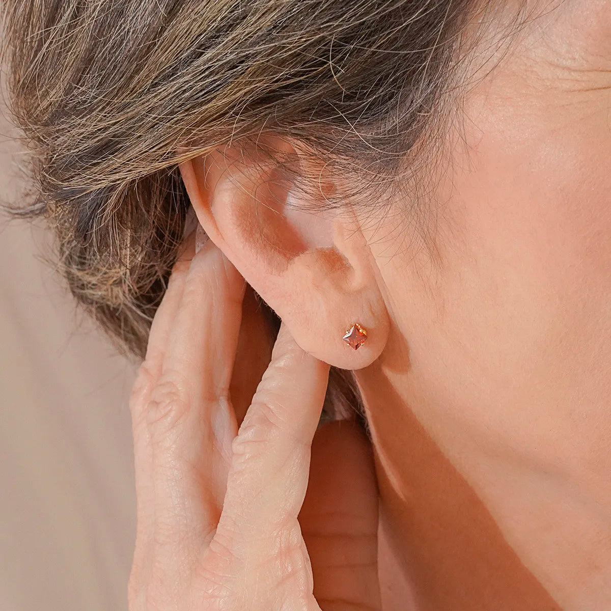 Aretes Topo Circon Cuadrado ROJO