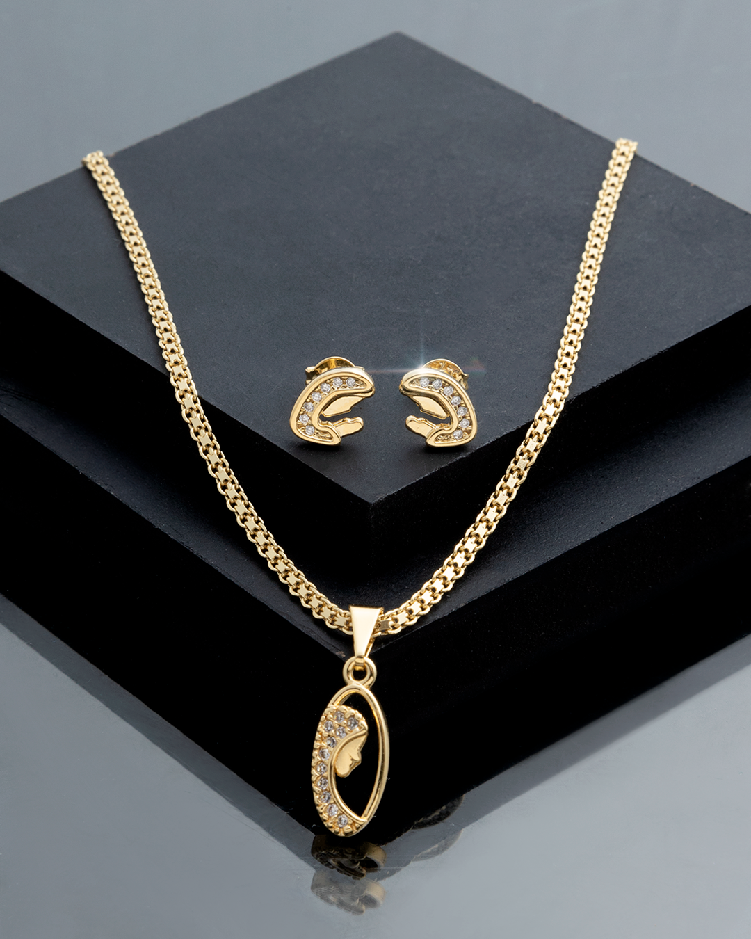 Aretes Virgen María