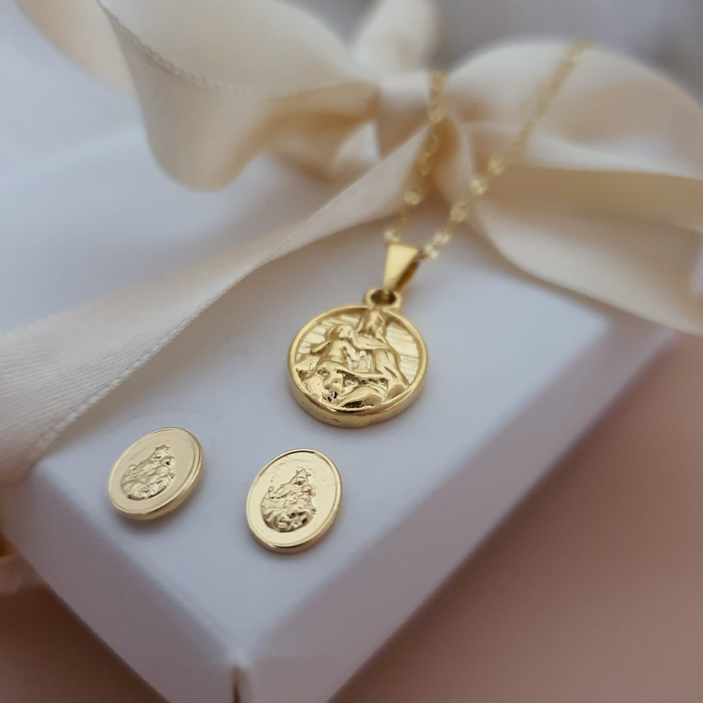 Aretes Mini Virgen del Carmen